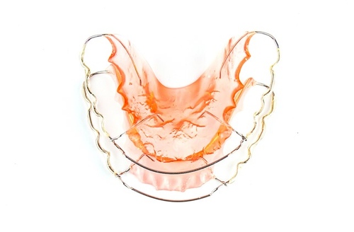 ทำรีเทนเนอร์แบบลวด 1 ชิ้น ฟันบนหรือล่าง ที่ Be Bright Dental Clinic