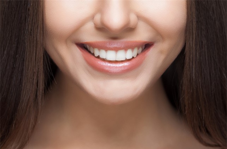 ฟอกสีฟันที่คลินิกด้วยระบบ Cool Light ฟรี! เคลือบฟลูออไรด์ ที่ Lovely Smile Dental Clinic