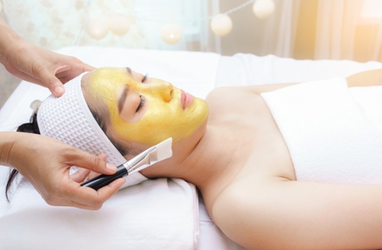 มาส์กหน้าด้วยทองคำบริสุทธิ์ (Facial Brightening Gold Mask) 1 ครั้ง ที่ The East Clinic