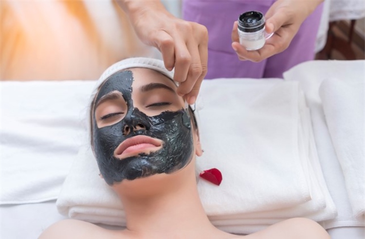 มาส์กหน้าดูดซับสารพิษด้วยชาร์โคล (Facial Charcoal Mask) 1 ครั้ง ที่ The East Clinic