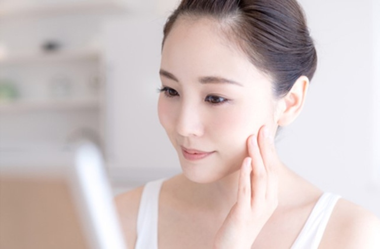 กดสิวทั่วหน้า และมาส์กหน้าฆ่าเชื้อสิว 1 ครั้ง ที่ GROW & GLOW Clinic
