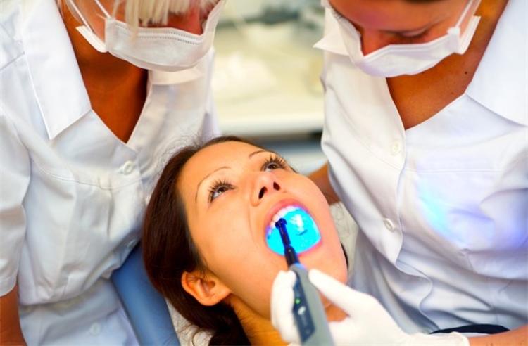 ฟอกสีฟัน ด้วยระบบ Cool Light ที่ Pattaya Smile Dental Clinic