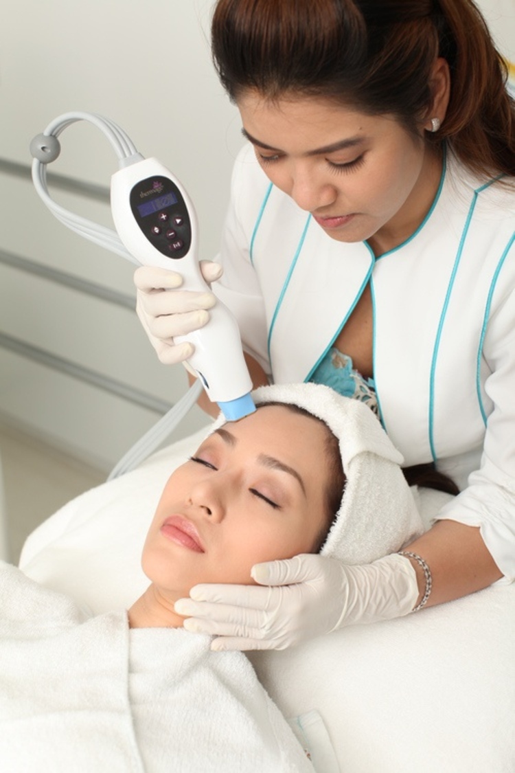 ทำ Thermage CPT บริเวณใบหน้า 1200 ช็อต และเปลือกตา 450 ช็อต 1 ครั้ง ที่ โรงพยาบาลนครธน