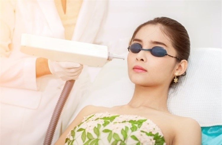 เลเซอร์ Q-Switch ลด ฝ้า กระ จุดด่างดำ บริเวณใบหน้า 1 ครั้ง ที่ Atom Clinic