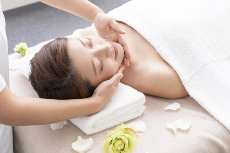 ทำทรีตเมนต์บำรุงผิวหน้า (Re-Aura 3 in 1) 1 ครั้ง ที่ Atom Clinic