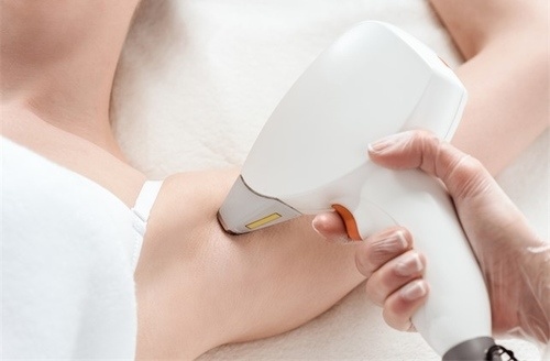 กำจัดขนรักแร้และปรับสภาพสีผิว (Hair Removal Wink&White 3 Step) ด้วยเลเซอร์ YAG และทรีตเมนต์ ที่ La Grace Clinic