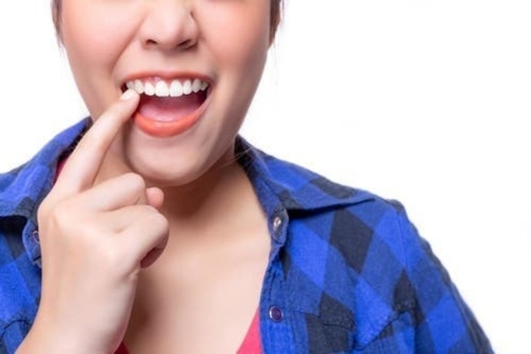 ขูดหินปูน ด้วยเครื่อง Airflow ช่วยขจัดคราบติดแน่น ที่ Bangkok Smile Dental