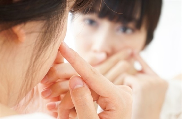 ทรีตเมนต์รักษาสิว (Acne Treatment) ด้วยการกดสิว ฉีดสิว และใช้อินฟราเรดสีฟ้า 1 ครั้ง ที่ The Rejuv Clinic