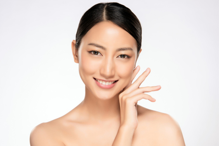 เลเซอร์ Q-Switch Nd: YAG Laser ปรับสภาพผิวให้ดูกระจ่างใส ลดรอยฝ้า กระ จุดต่างดำ บริเวณใบหน้า ครั้งละ 100 ช็อต 3 ครั้ง ที่ Slender Slimming & Skincare