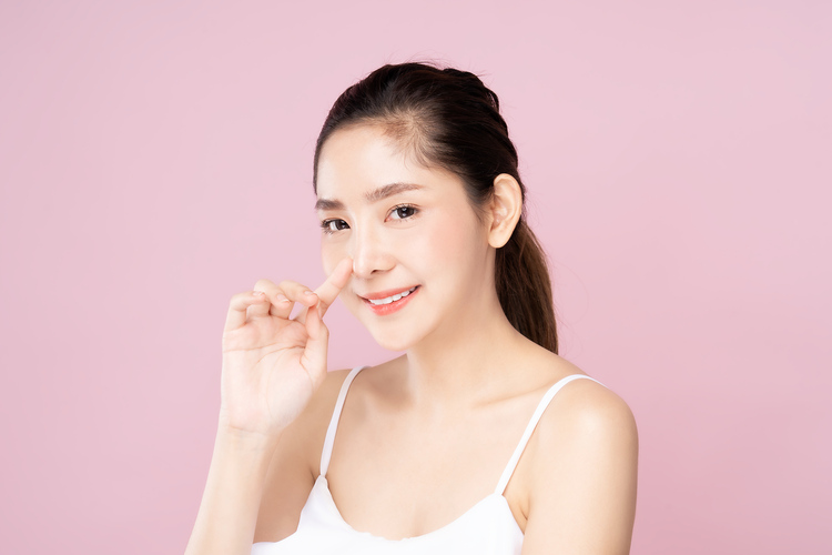 เสริมจมูกด้วยซิลิโคนอเมริกาเกรดพรีเมียม และรองปลายด้วยกระดูกอ่อนหลังหู 1 ครั้ง (สำหรับเคสแก้งานเดิม) ที่ The East Clinic