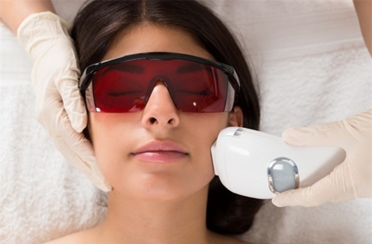 Lucky Clear กำจัดขนหนวด เครา ด้วยเครื่อง Protona 1200 W Diode Laser 1 ครั้ง ที่ White Lucky Clinic