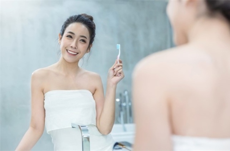 ฟอกสีฟัน ด้วยน้ำยาจากอเมริกา พร้อมชุดฟอกสีฟันที่บ้าน ที่ Deezy Dental Home