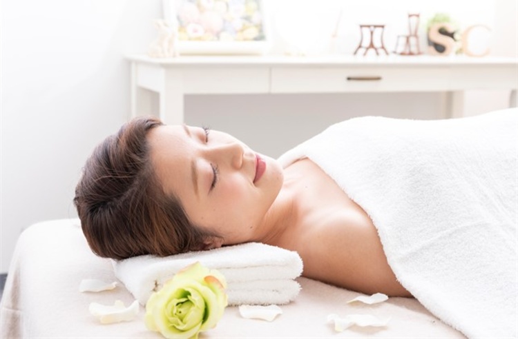 คอร์สทรีตเมนต์ผลักวิตามิน ให้ผิวหน้าดูกระจ่างใส (Rejuv Facial Treatment) 3 ครั้ง ที่ The Rejuv Clinic