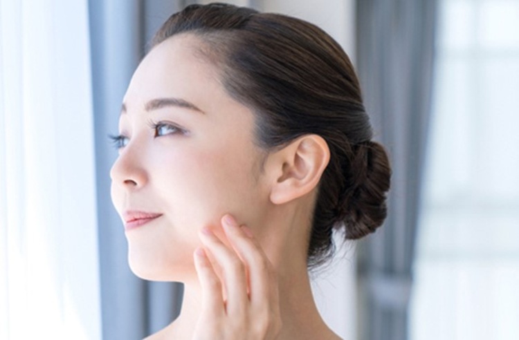ทรีตเมนต์รักษาสิว ด้วยการกดสิว ฉีดสิว และใช้อินฟราเรดสีฟ้า 1 ครั้ง ที่ The Rejuv Clinic