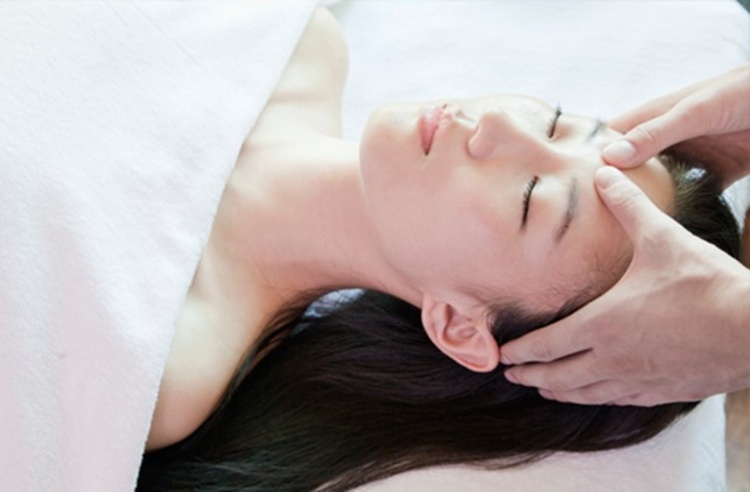 นวดกดจุดหน้าและมือ 20 นาที 1 ครั้ง ที่ Lalynthip Massage & Salon
