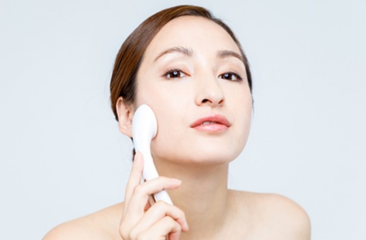 คอร์สผลักวิตามินและความชุ่มชื้นให้ผิวหน้าด้วยความเย็น (Cooling Facial) 5 ครั้ง ที่ Levince Clinic