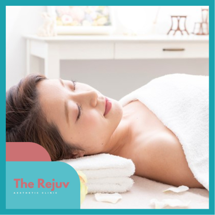 คอร์สทรีตเมนต์ผลักวิตามิน ให้ผิวหน้าดูกระจ่างใส (Rejuv Facial Treatment) 3 ครั้ง ที่ The Rejuv Clinic