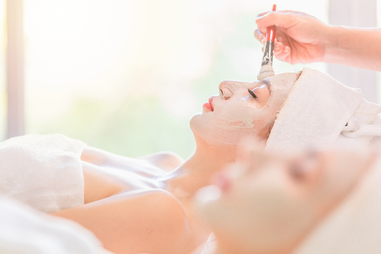 ทรีตเมนต์ปรับผิวหน้ากระจ่างใส (Brightening Up) 1 ครั้ง ที่ LV Aesthetic By Dr.Lucy