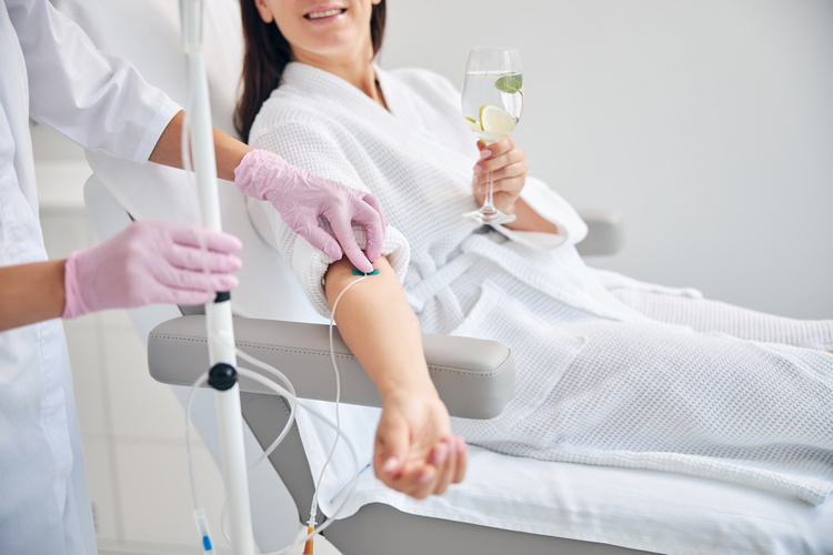 ให้วิตามินทางหลอดเลือดดำ สูตร Detox ล้างสารพิษในร่างกาย 1 ครั้ง ที่ Zenzen Clinic