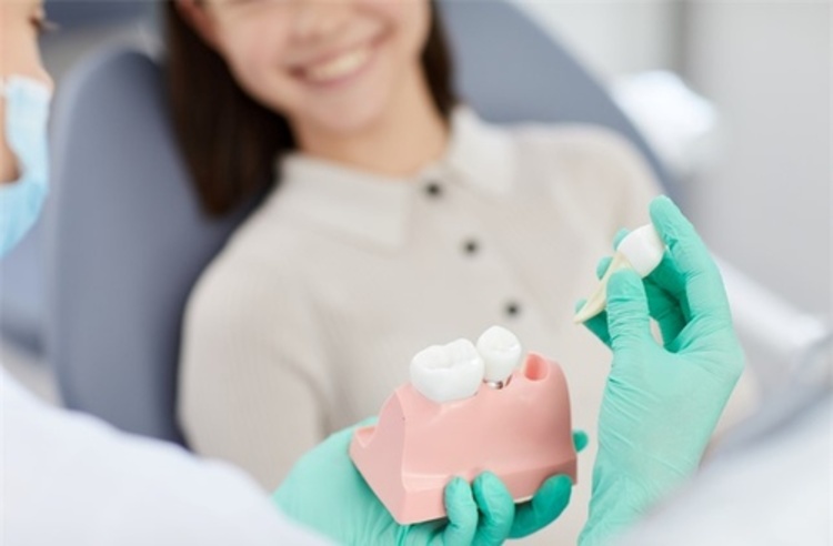 ทำรากฟันเทียม ยี่ห้อ Neodent รวมครอบฟัน 1 ซี่ ที่ All Day Smile Dental Clinic (คลินิกทันตกรรมออลเดย์สไมล์)