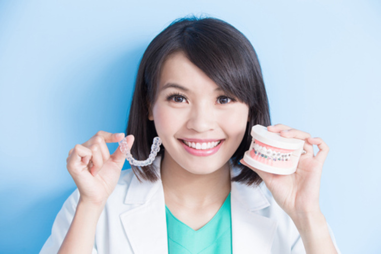 คอร์สจัดฟันแบบใส Invisalign Express ฟันบนหรือล่าง ที่ Rattana Clinic (รัตนคลินิก)