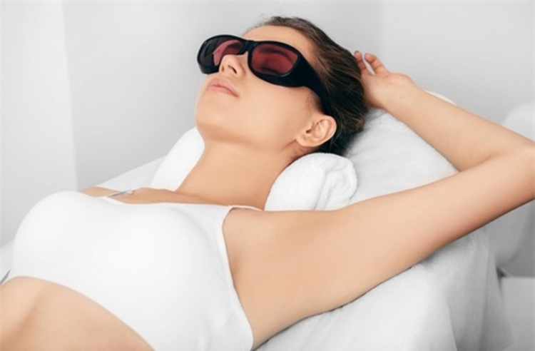 กำจัดขนรักแร้ ด้วย Pulse Control Technology (PCT) 1 ครั้ง ที่ The Clover Clinic
