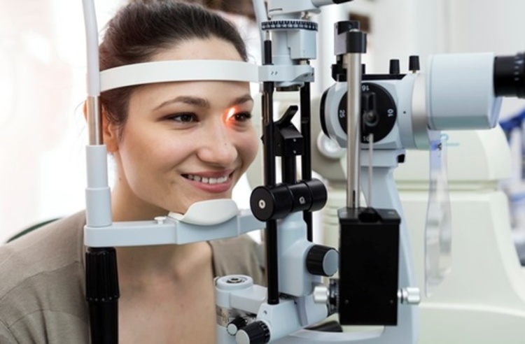 ผ่าตัดปรับค่าสายตา ด้วยเทคนิค Femto LASIK สำหรับตา 2 ข้าง ที่ โรงพยาบาลพระรามเก้า