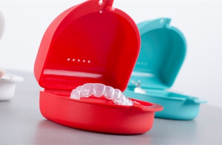 ทำรีเทนเนอร์ใส ฟันบนหรือล่าง ฟรี! กล่องใส่รีเทนเนอร์ 1 กล่อง ที่ MOS Dental Clinic